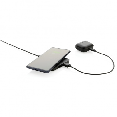 Logotrade mainoslahja tuotekuva: RCS 10W langaton laturi USB porteilla kierrätetystä muovista