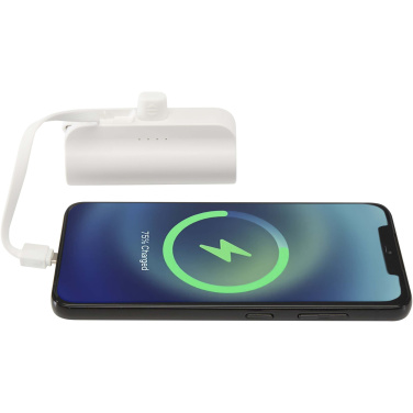 Logotrade biznesa dāvanas foto: Alnair 5000 mAh 10W pārstrādātas plastmasas C tipa pārnēsājamais akumulators ar iebūvētu atlokāmu statīvu un 2-in-1 kabeli