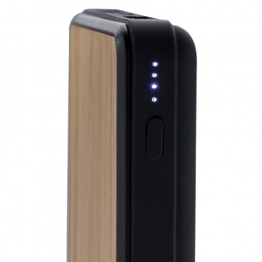 Logotrade kampanjprodukter bild: 8.000 mAh powerbank m. trådlös laddning RCS plast