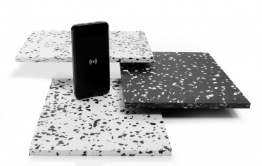 Logotrade kampanjprodukter bild: Trådlös powerbank i återvunnen plast, RCS standard