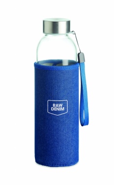 Logotrade profilprodukter bild: Glasflaska i jeansfodral 500 ml