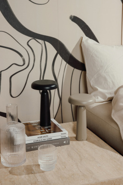Logotrade kampanjprodukter bild: VINGA Avery RCS bordslampa